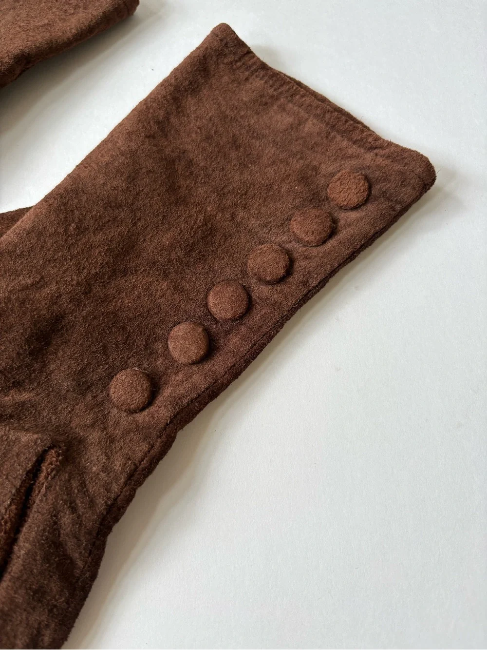 VNTG Chocolate Brown Suede Women’s Gloves Button Row Academia Career Preppy M